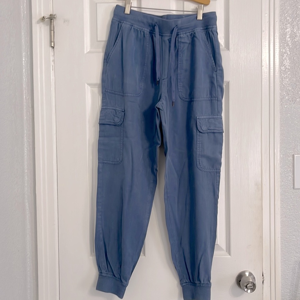 Blue light weight joggers with design of cargos size S from American Eagle